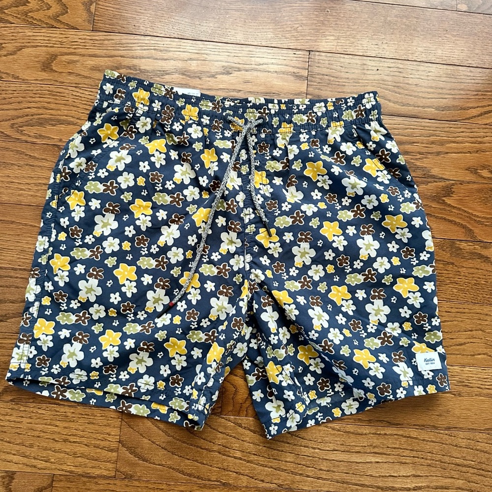 Katin Swim Shorts Men’s Small Mesh Lined Trunks 6” Inseam Navy Floral Print